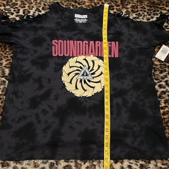 Torrid SoundGarden Gray Distressed Tie Dye Cutout Graphic Shirt Boho Alternative - Picture 14 of 15